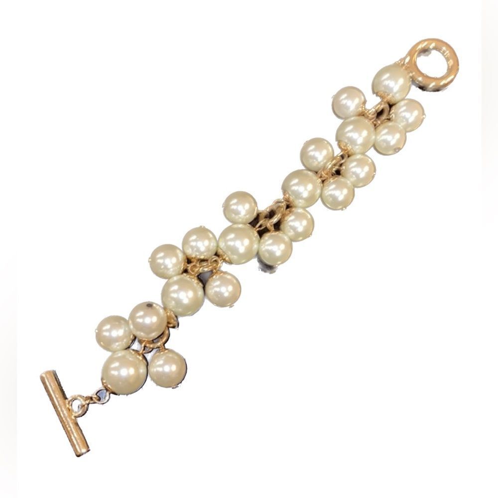Faux pearls bracelet.